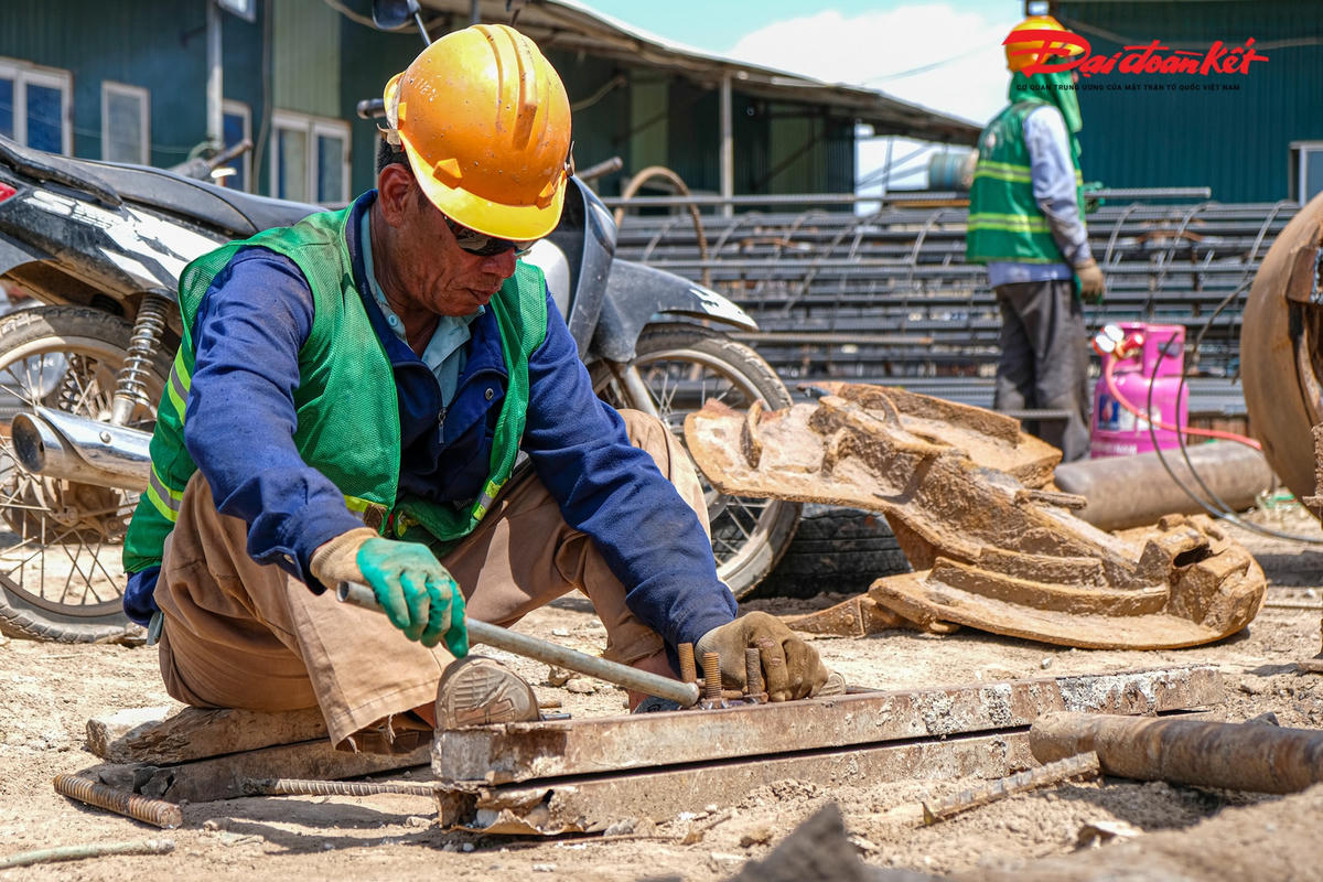 Dù trời rất nắng nóng nhưng trên công trường hàng chục công nhân vẫn miệt mài làm việc đẩy nhanh tiến độ dự án.