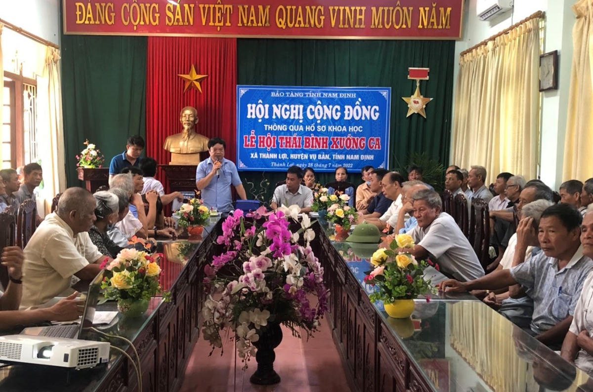 Chính quyền, ngành văn hóa, cộng đồng dân thôn làng Quả Linh họp bàn, thông qua hồ sơ di sản.