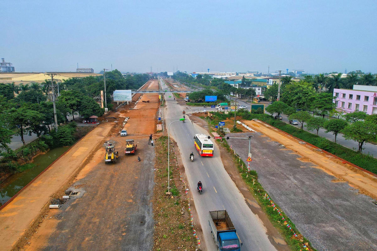 Liên quan đến công tác giải phóng mặt bằng, ông Đức cho hay, thành phố đã có chủ trương tách công tác giải phóng mặt bằng từ chủ đầu tư và Ban quản lý dự án công trình giao thông về cho các quận, huyện trực tiếp làm chủ đầu tư và trực tiếp thực hiện. Điển hình đối với đoạn qua địa bàn Hà Đông thì sẽ giao cho UBND quận Hà Đông làm chủ đầu tư. Đối với địa bàn huyện Chương Mỹ thì giao cho UBND huyện Chương Mỹ thực hiện theo Nghị quyết 28 của Hội đồng nhân dân thành phố.