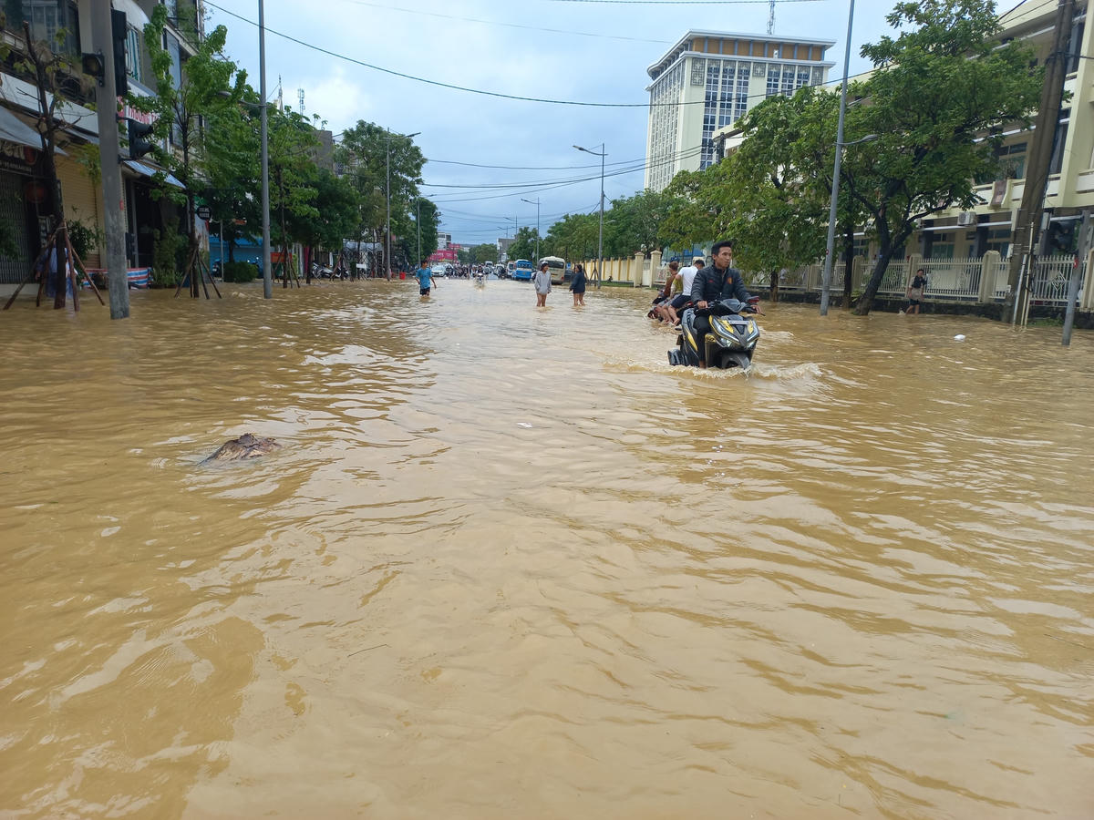 Mưa lớn khiến các tuyến đường như Nguyễn Huệ, Hùng Vương, Lý Thường Kiệt, Đống Đa... bị ngập sâu. Nhiều phương tiện đi lại gặp nhiều khó khăn.