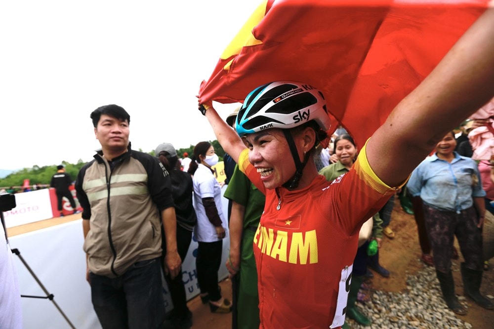 Các vận động viên xuất phát ở nội dung thi đấu xe đạp Băng đồng Olympic nữ. (Ảnh: Trọng Đạt/TTXVN).