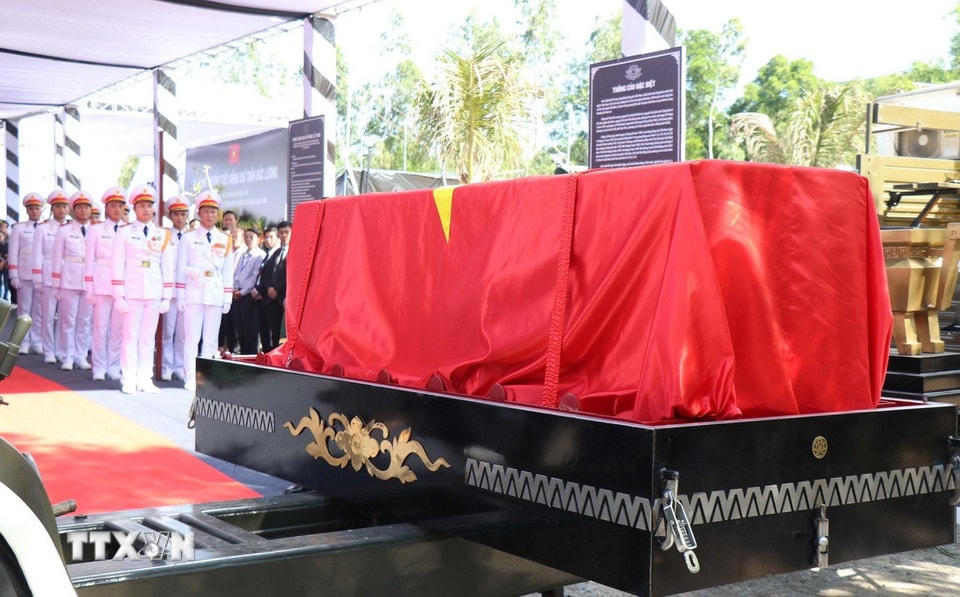 Linh cữu nguyên Chủ tịch nước Trần Đức Lương được đưa vào đến nơi an táng nghĩa trang xã Phổ Khánh. (Ảnh: Phạm Cường/TTXVN)