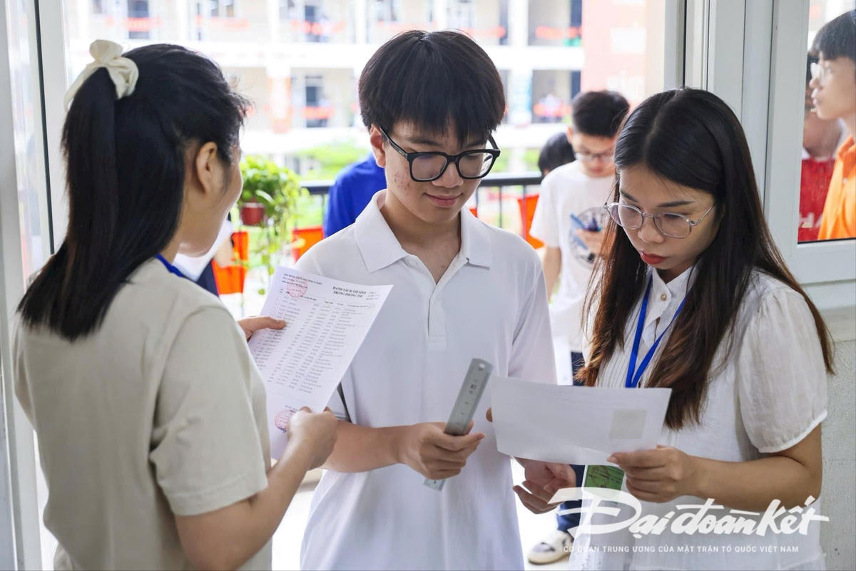 thi-sinh-du-thi-mon-toan-tai-diem-truong-thpt-my-dinh(1).jpg