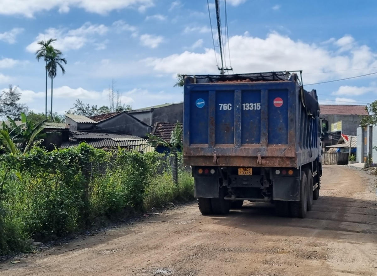 Nhiều xe tải chở vật liệu lưu thông trên đường ĐH10.