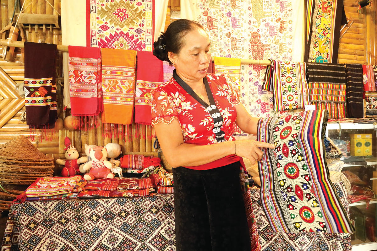 Nghệ nhân Lương Thị Luyên giới thiệu về hoa văn trên thổ cẩm Hoa Tiến.  