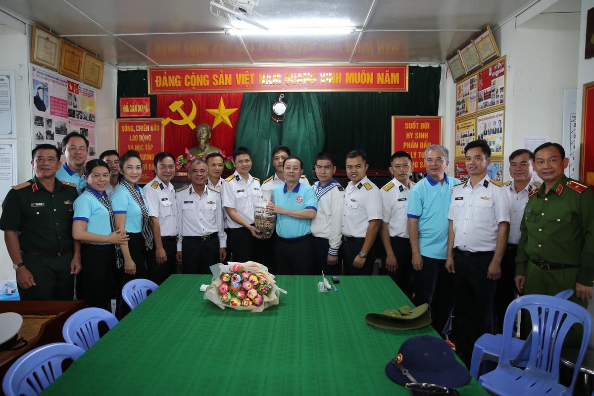 Ông Nguyễn Văn Hiếu, Ủy viên dự khuyết Trung ương Đảng, Phó Bí thư Thành ủy TP HCM tặng quà cho cán bộ, chiến sĩ Trạm Radar 595.