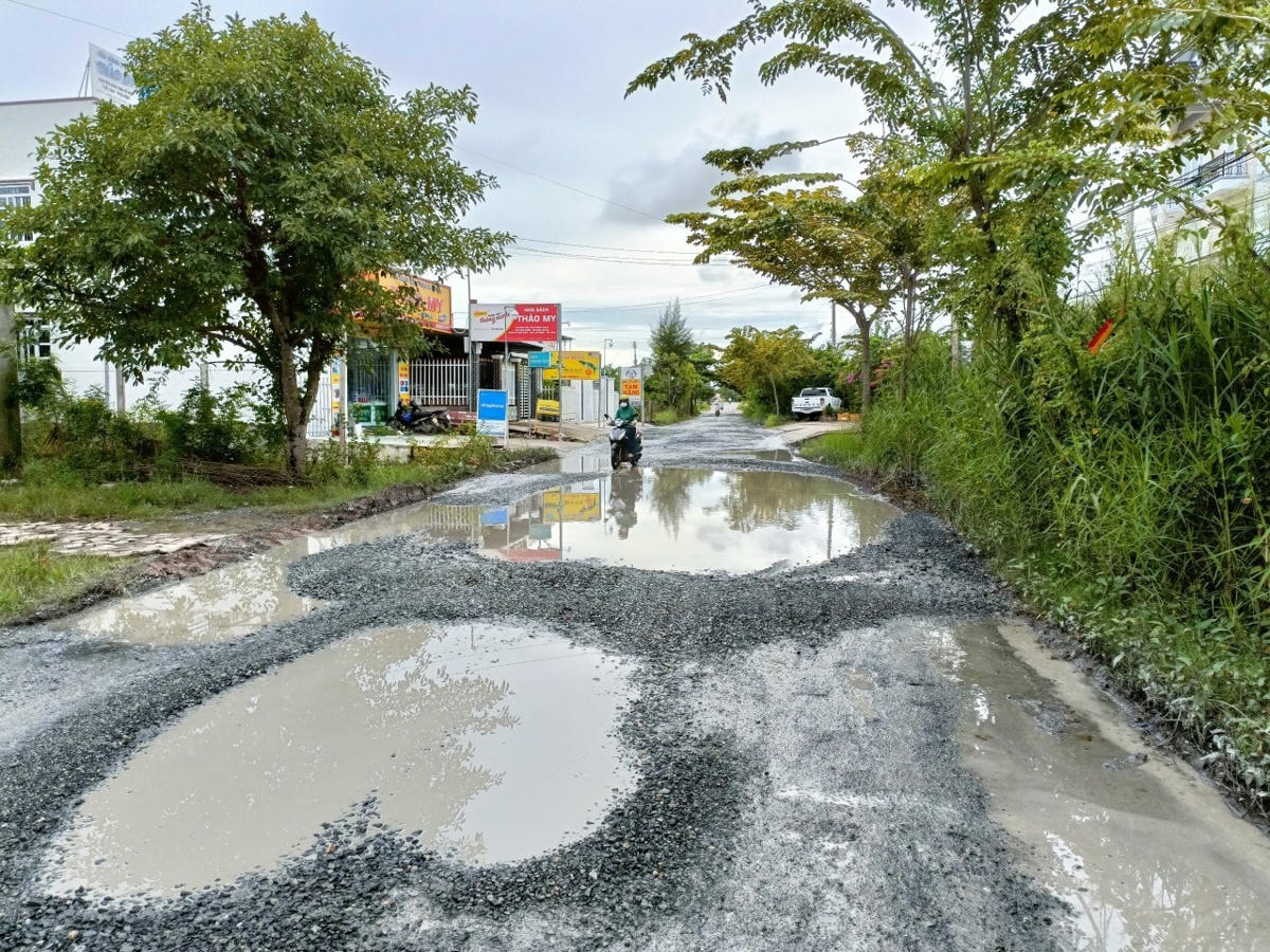 Tuyến đường Giồng Nhãn - Gò Cát tỉnh Bạc Liêu dài hơn 13 km đã hư hỏng nghiêm trọng trở thành nỗi ám ảnh với người dân khi đi lại qua đây.