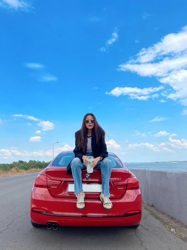 Bên cạnh biệt thự, cô cũng sở hữu hàng loạt xế hộp khủng.