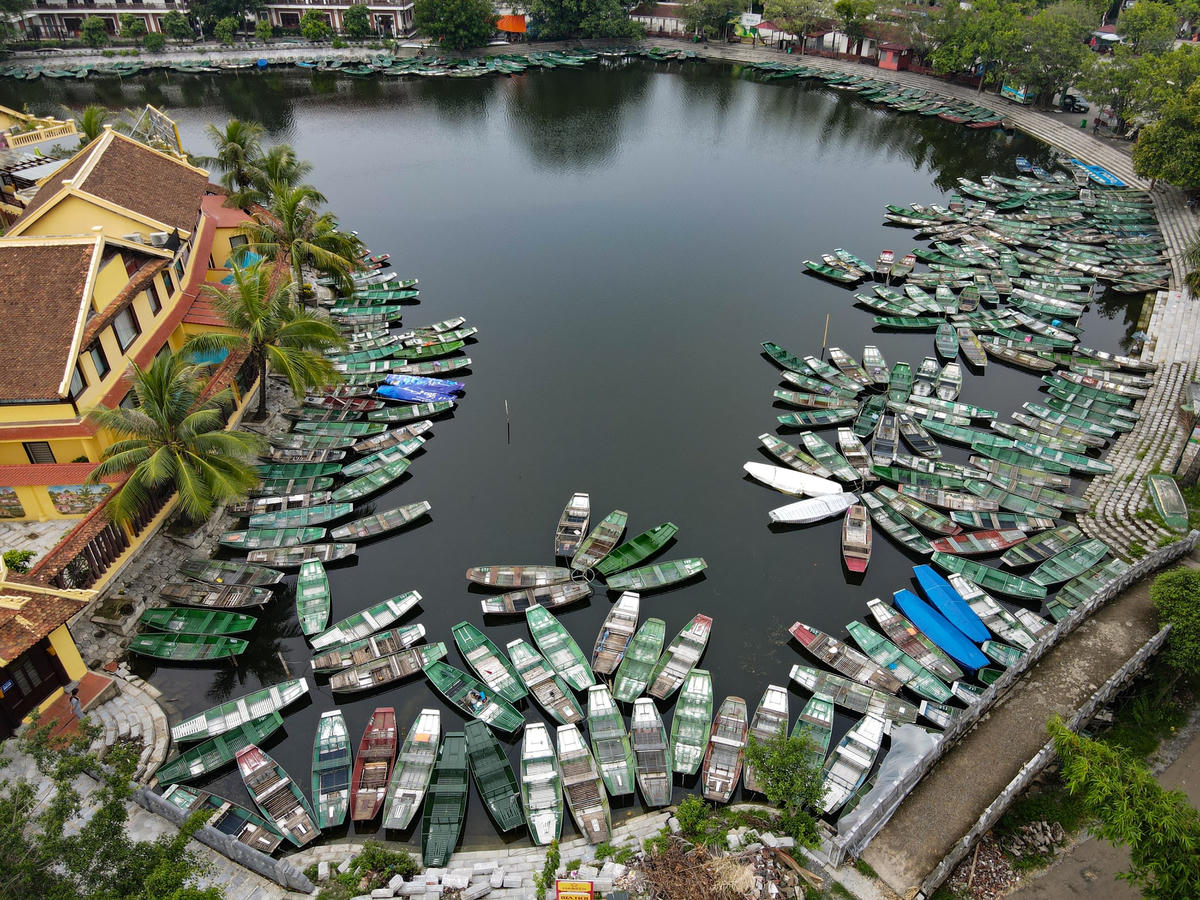 Theo những người lái đò, hiện nay, mỗi chuyến đò họ được nhận 150.000 đồng, một tuần chỉ lái 1- 2 chuyến. Người dân mong muốn tăng lên 200.000 đồng/chuyến nhưng DN chưa có phản hồi.