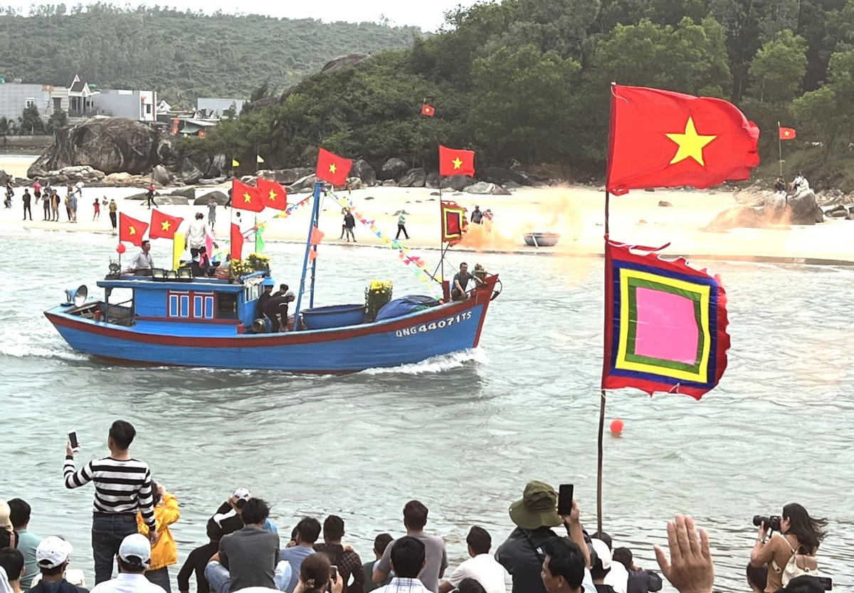 Người dân reo hò cổ vũ cho tàu thuyền vươn khơi.
