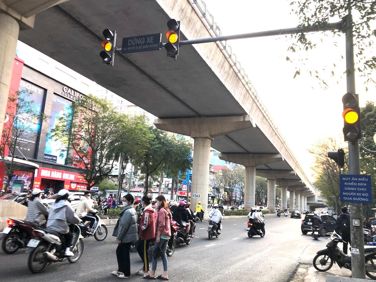 Đèn tín hiệu cho người đi bộ sang đường không thể sử dụng tại đường Xuân Thủy. Ảnh: Trần Diệp.