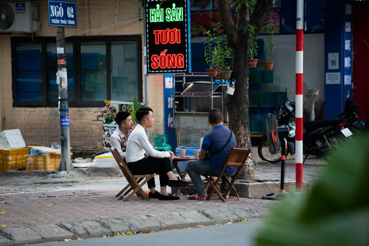 Vì quá vắng khách, nên nhân viên, bảo vệ của nhiều cơ sở karaoke có thời gian "ngồi chơi xơi nước".