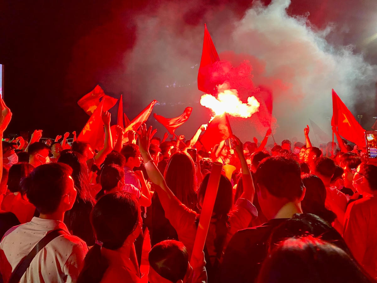 Các cổ động viên Quảng Ninh vô cùng sung sướng khi tiếng còi kết thúc trận đấu vang lên.