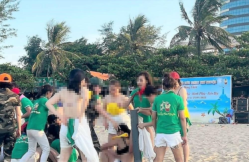 Một số thành viên trong nhóm du khách không ngần ngại cởi áo ngực để chơi, dù lúc này rất đông du khách thập phương đang tắm biển.