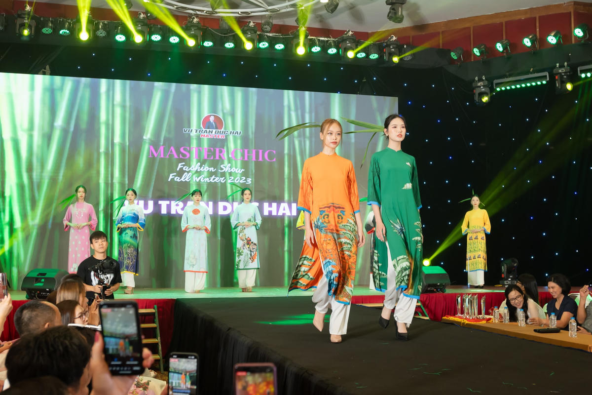 Mở đầu fashion show là bộ sưu tập của NTK Vũ Trần Đức Hải - lấy chất liệu ý tưởng từ “Hội gióng” - một di sản phi vật thể được UNESCO tôn vinh. Thánh Gióng một truyền thuyết thể hiện sức mạnh dân tộc Việt Nam.