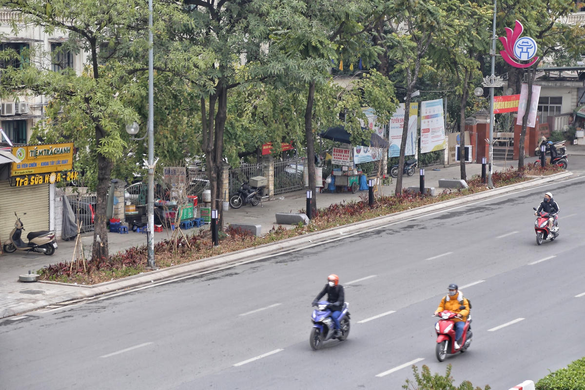 Tuy nhiên, vỉa hè vừa được sửa chữa đẹp đẽ văn minh, hiện đại đã ngay lập tức bị các quán nước, hàng xôi lấn chiếm... tạo ra khung cảnh nhếch nhác. Vì vậy, lực lượng chức năng cũng cần quyết liệt xử lý.