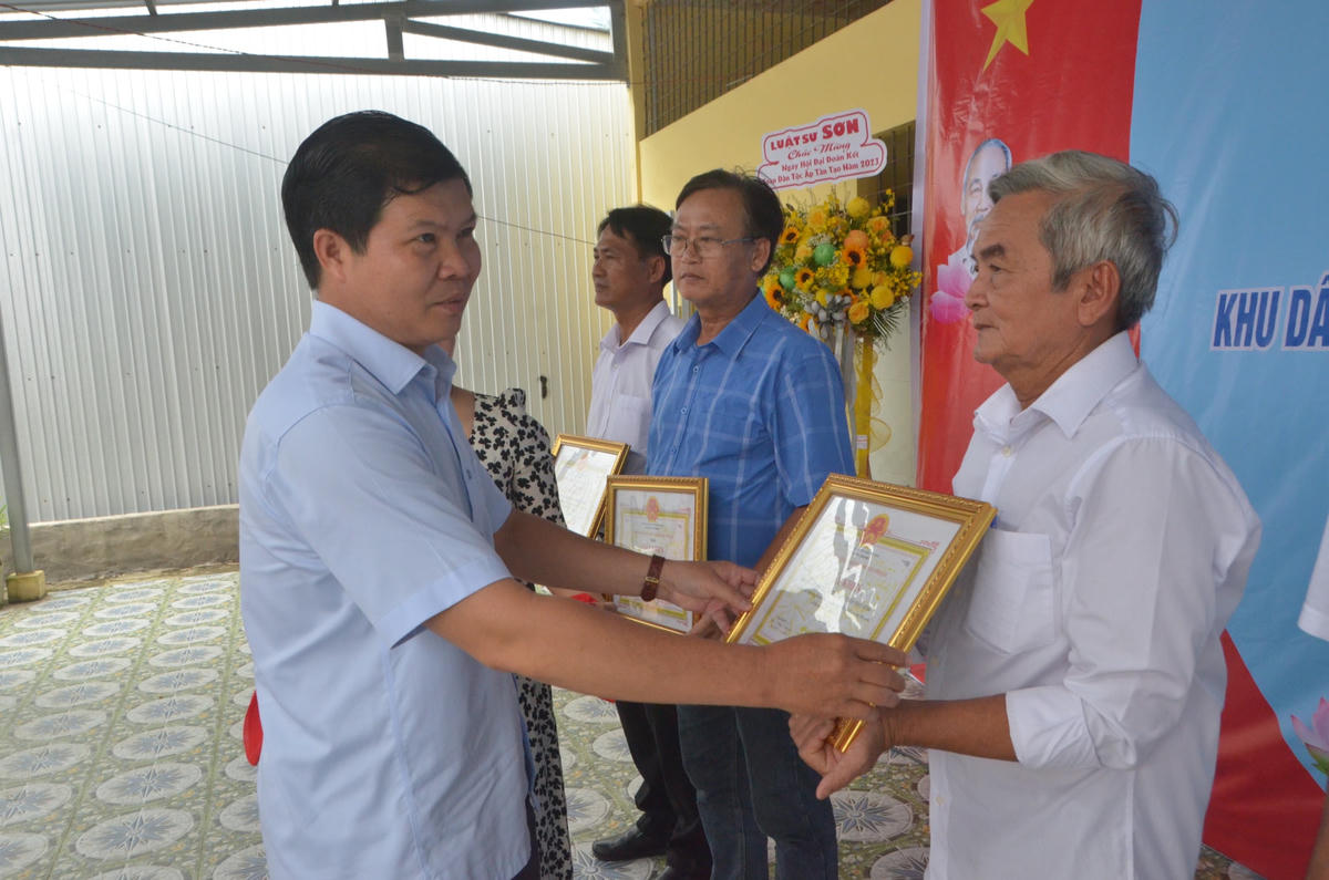 Chủ tịch UBND huyện Vĩnh Lợi Trần Minh Hải trao giấy khen cho những hộ gia đình tiêu biểu trong việc thực hiện phong trào Toàn dân đoàn kết xây dựng nông thôn mới, đô thị văn minh.