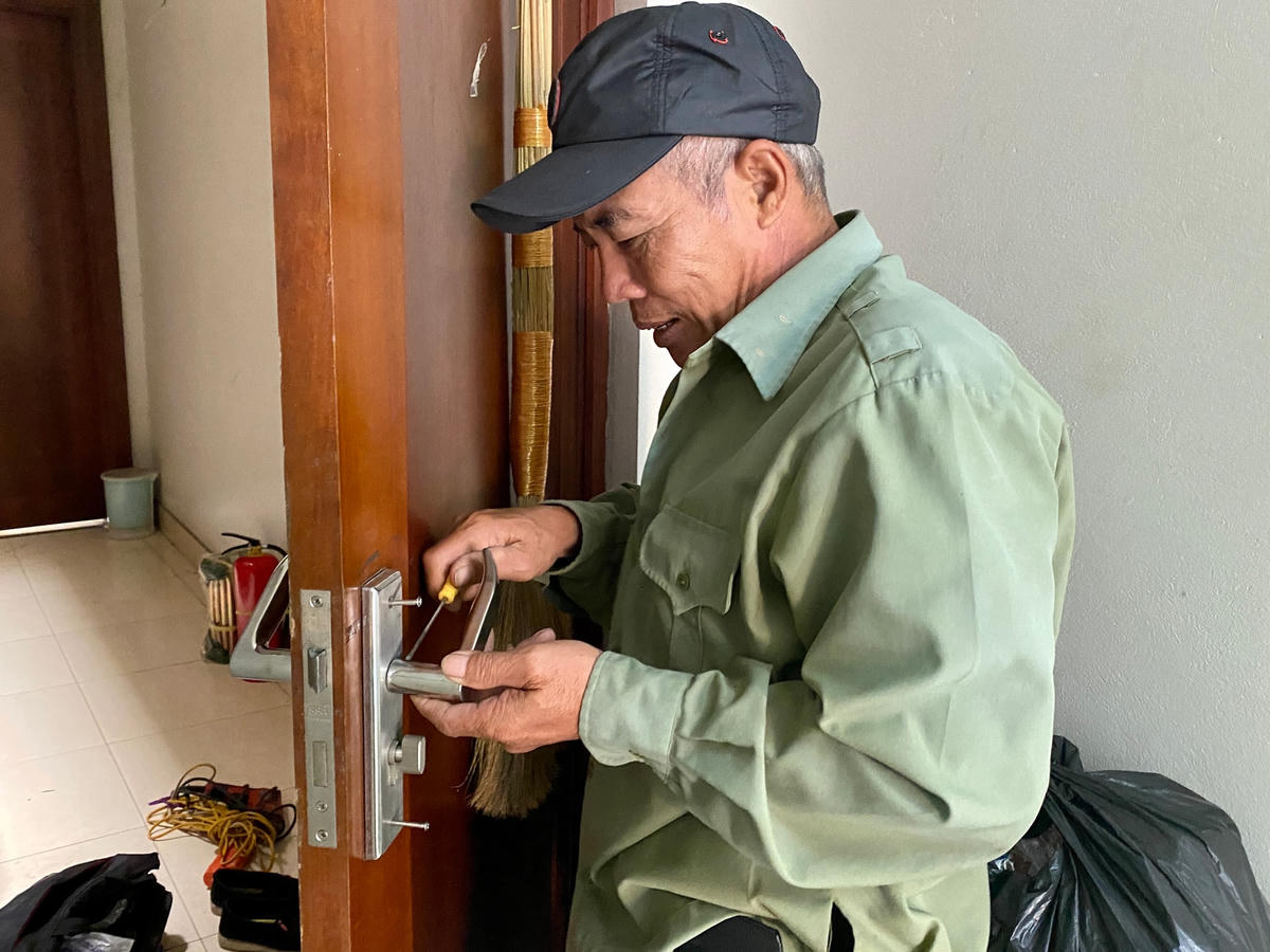 Ông Trần Đình Thắng làm việc tại nhà vị khách ở phố Bùi Ngọc Dương, Hà Nội.