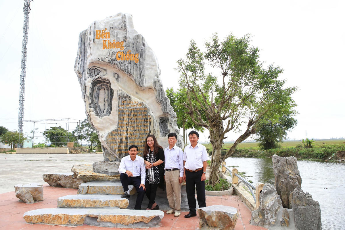 Nhà văn Dương Hướng (thứ ba từ trái sang) tại Khu bia lưu niệm "Bến không chồng" ở xã Thụy Liên, huyện Thái Thụy, tỉnh Thái Bình.  
