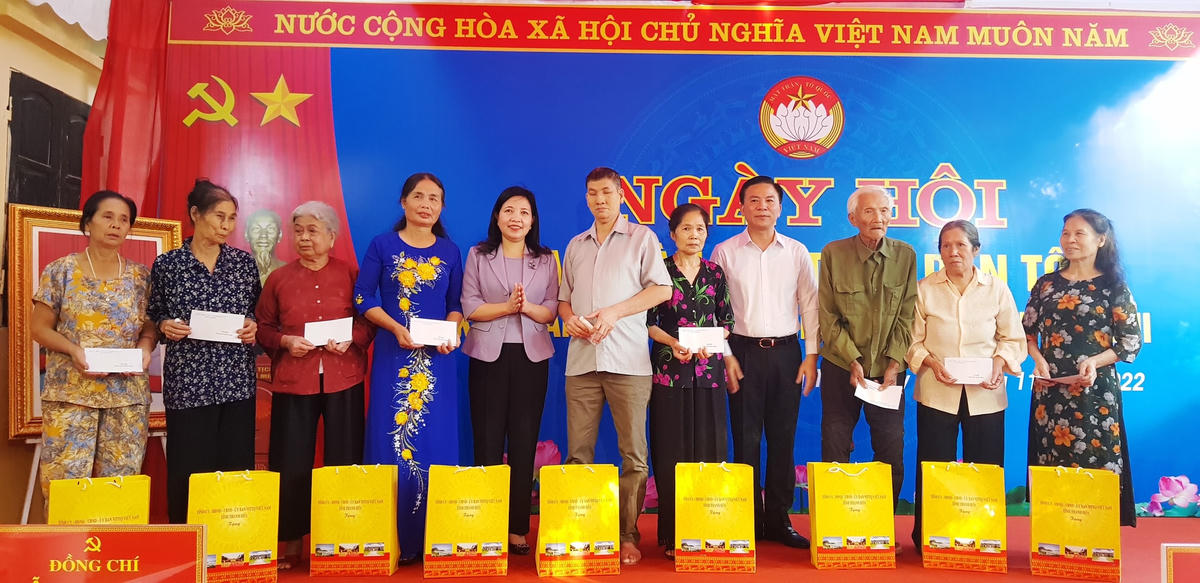 Ông Đỗ Trọng Hưng và bà Phạm Thị Thanh Thủy trao tặng nhiều phần quà cho các gia đình có hoàn cảnh khó khăn của khu phố.