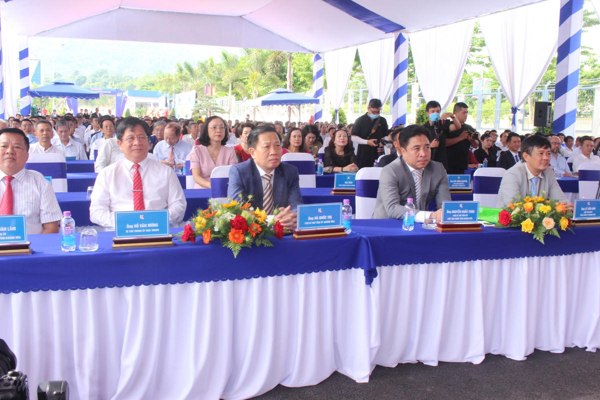 Các đại biểu tham dự tại buổi lễ.