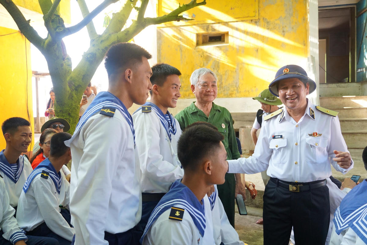 Thiếu tướng Ngô Văn Thuân, Bí thư Đảng ủy, Chính ủy Bộ tư lệnh vùng 4 hải quân thăm hỏi, động viên chiến sĩ đảo An Bang. Ảnh: Mạnh Thìn.