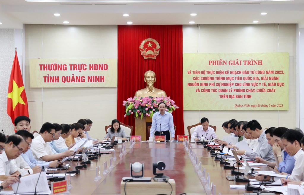 Ông Nguyễn Xuân Ký, Bí thư Tỉnh ủy, Chủ tịch HĐND tỉnh Quảng Ninh nhận diện những nguyên nhân khiến tỷ lệ giải ngân vốn đầu tư công còn chậm, chưa đạt mục tiêu đề ra và chỉ đạo các giải pháp khắc phục. Ảnh: QMG.