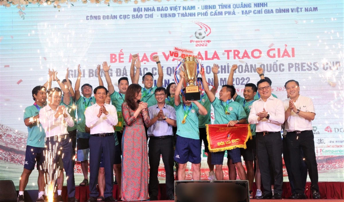 Đội bóng Báo Nông thôn Ngày nay giành giải Vô địch Press Cup năm 2022. 