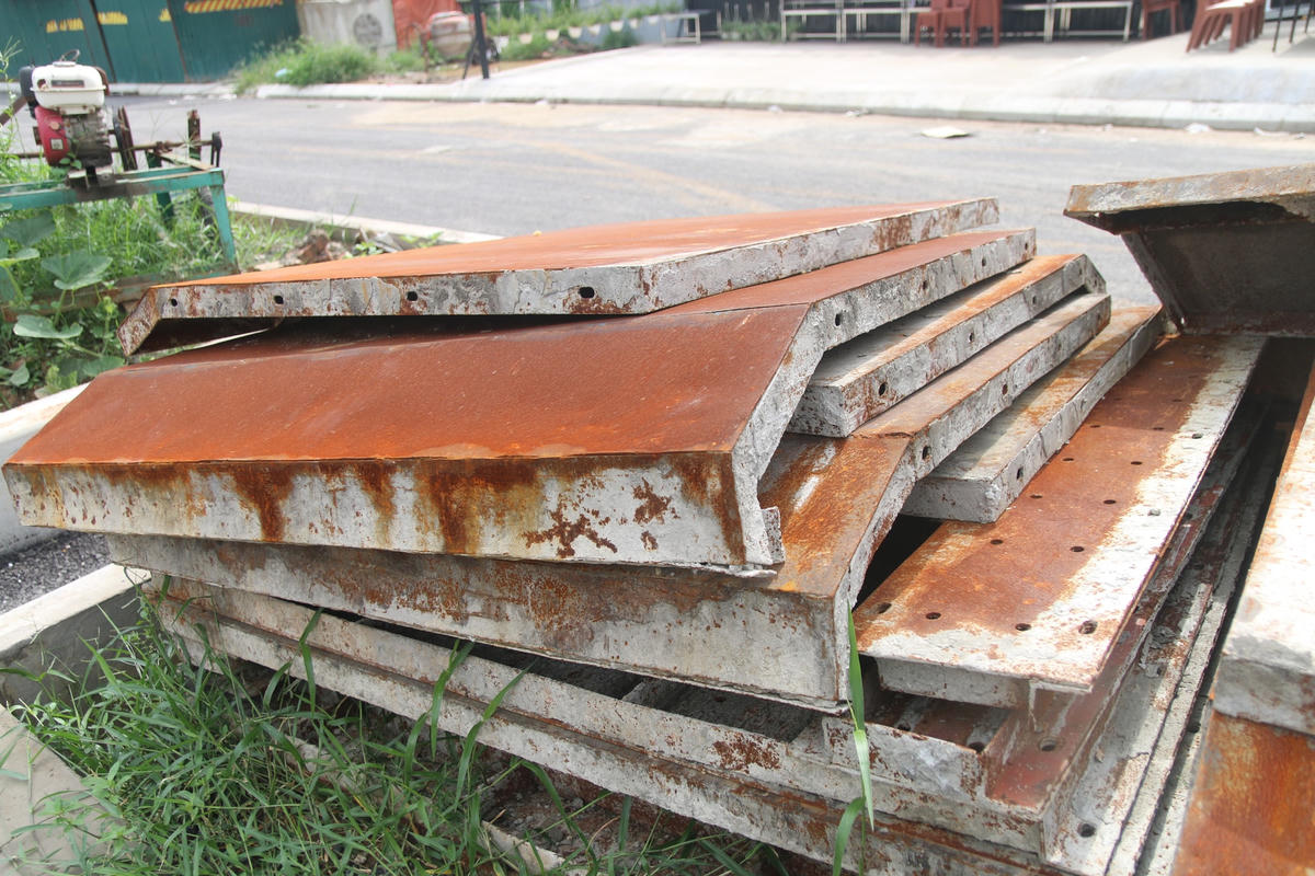 Nhiều nguyên vật liệu bị hoen gỉ do bỏ lâu ngày tại đây không được sử dụng đến.