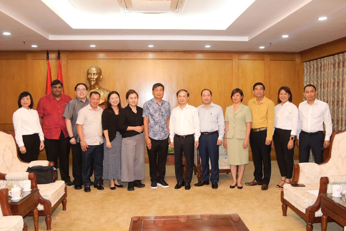 Phó Trưởng ban Thường trực Ban Dân vận Trung ương Phạm Tất Thắng và ông Jimmy Toh Yong Leng chụp ảnh lưu niệm cùng các đại biểu.