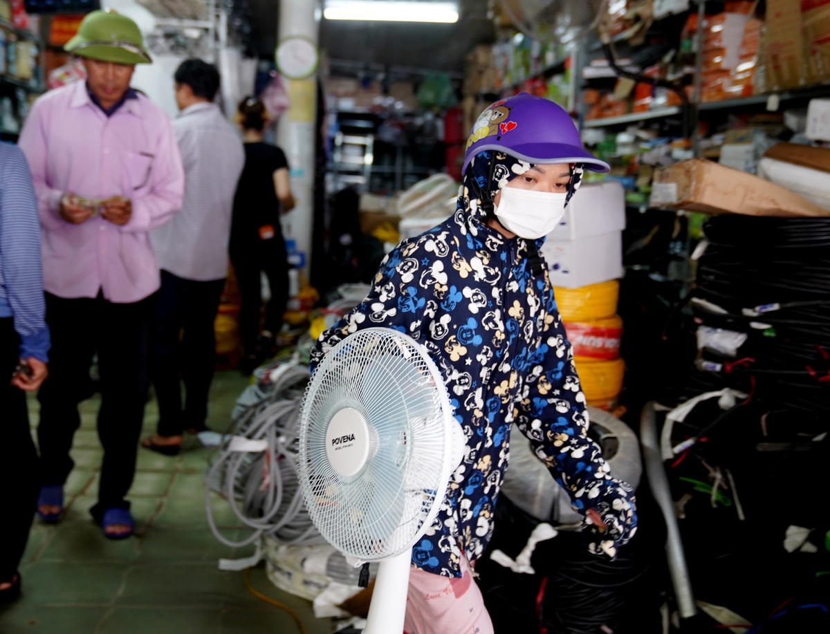 Nhiều chủ cửa hàng kinh doanh quạt điện thông tin, chi phí sản xuất của loại quạt sạc tích điện thường cao hơn rất nhiều so với quạt điện thông thường và quan trọng nhất là ở bộ sạc, ắc quy tích điện.