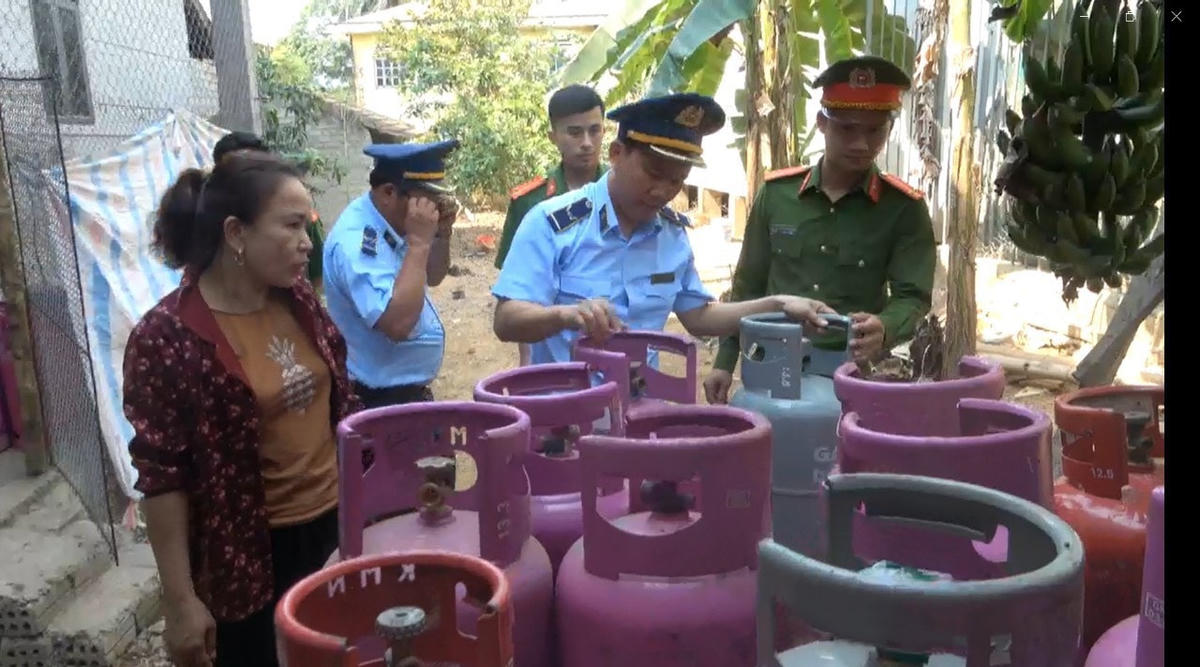 Lực lượng chức năng kiểm tra tại hộ kinh doanh