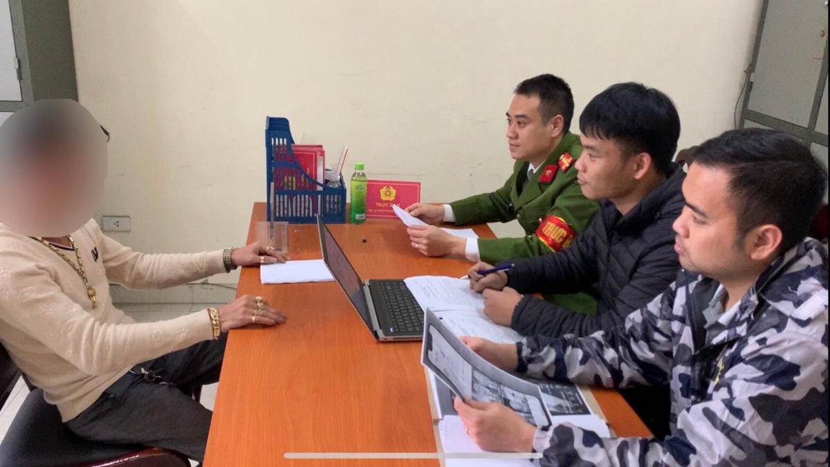 Lực lượng chức năng làm việc với trường hợp vi phạm. Ảnh: Công an tỉnh Quảng Ninh.