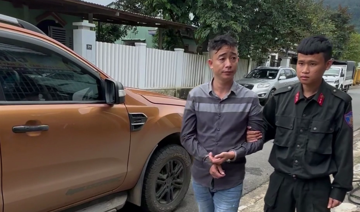 Lực lượng Công an bắt đối tượng Ninh Văn Hoạt.