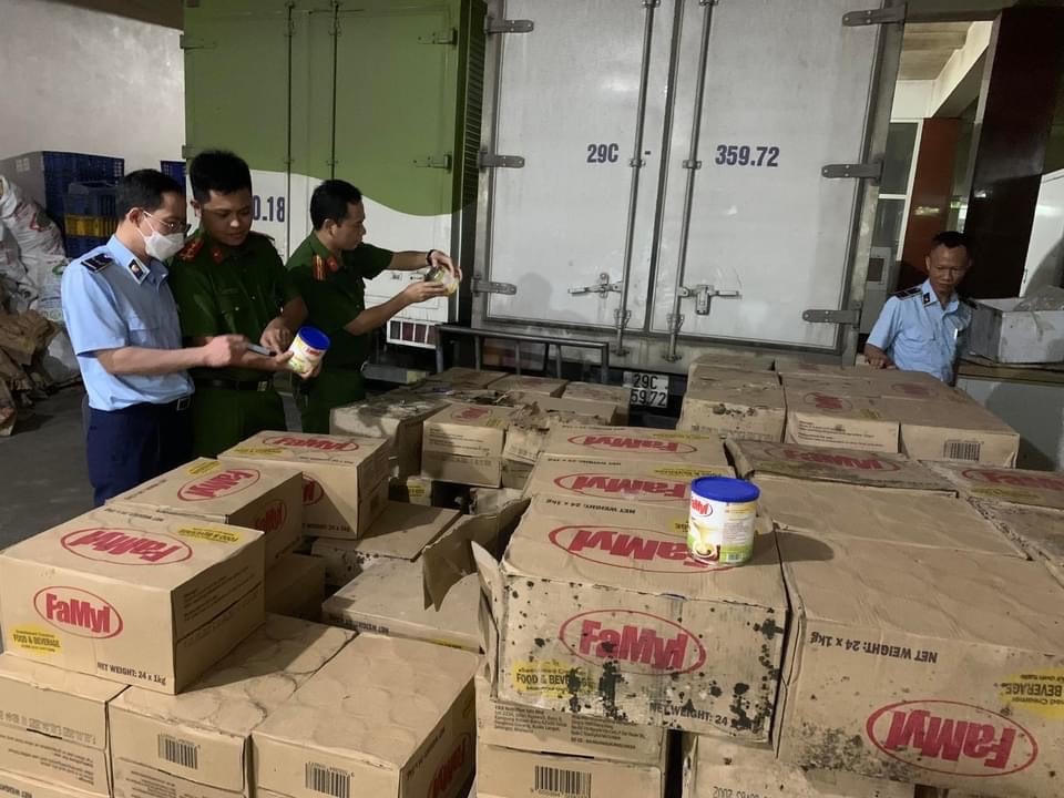Lực lượng chức năng kiểm tra, phát hiện số lượng lớn nguyên liệu làm Kem đã quá hạn sử dụng.