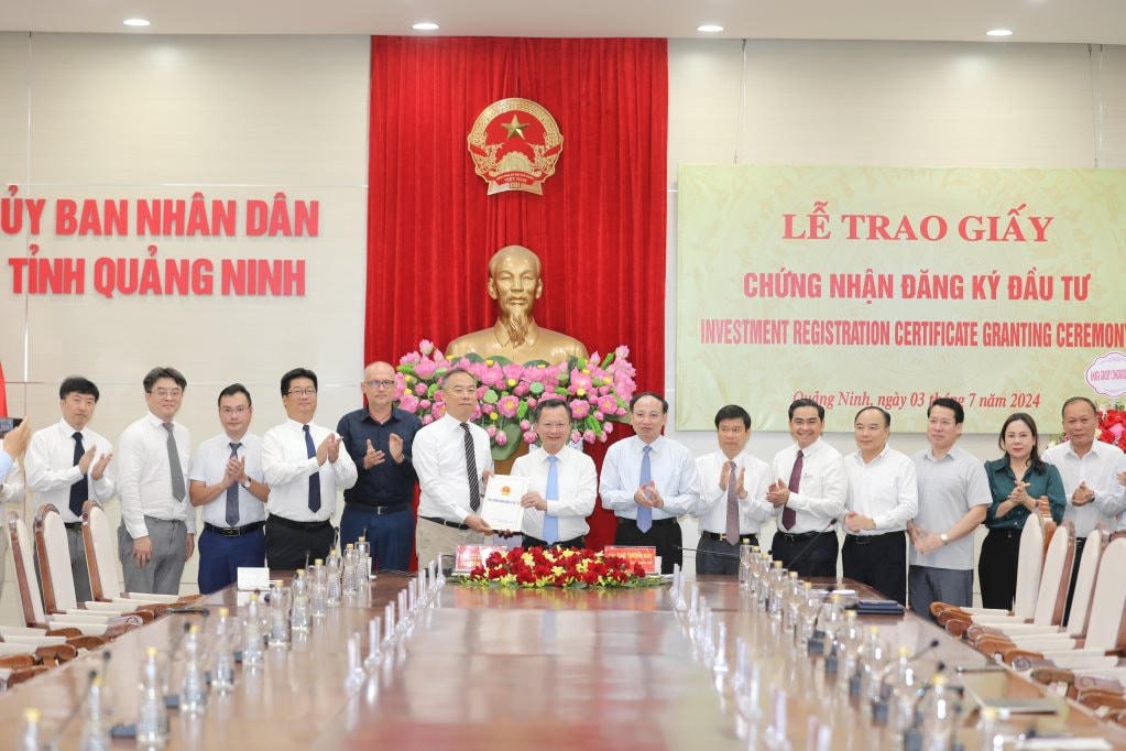 Chủ tịch UBND tỉnh Quảng Ninh Cao Tường Huy trao Giấy chứng nhận đăng ký đầu tư cho Tập đoàn Foxconn. Ảnh: QMG