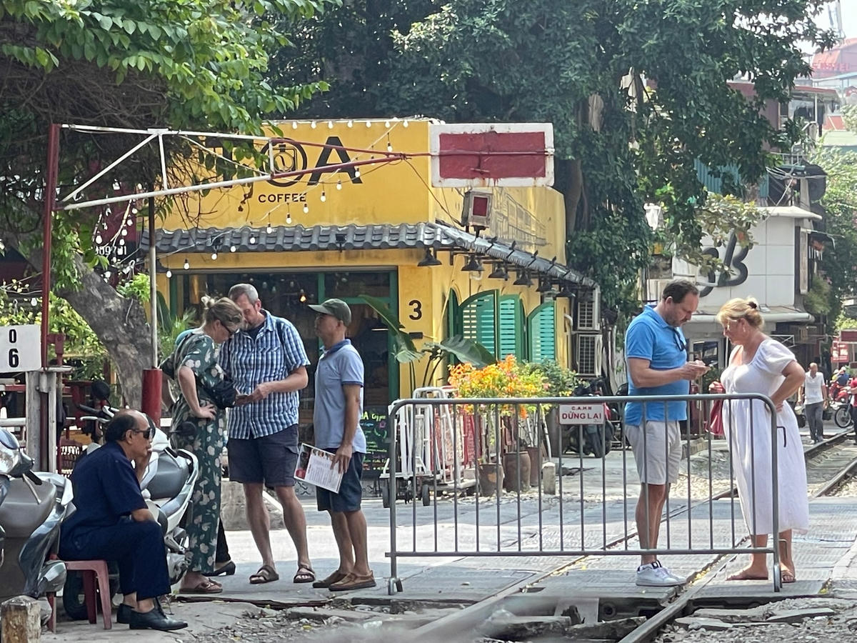 Hà Nội: Phố cà phê đường tàu cấm chỗ này 'mọc' chỗ khác tiềm ẩn nguy cơ mất ATGT