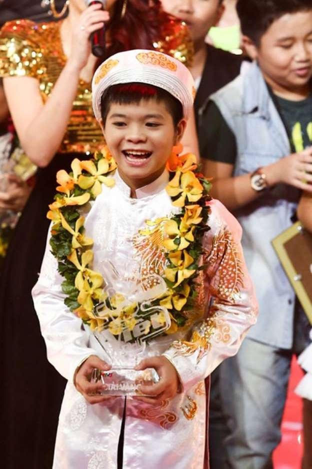  Quang Anh xuất sắc vượt qua Phương Mỹ Chi và các thí sinh khác để đạt giải Quán quân của The Voice Kids.