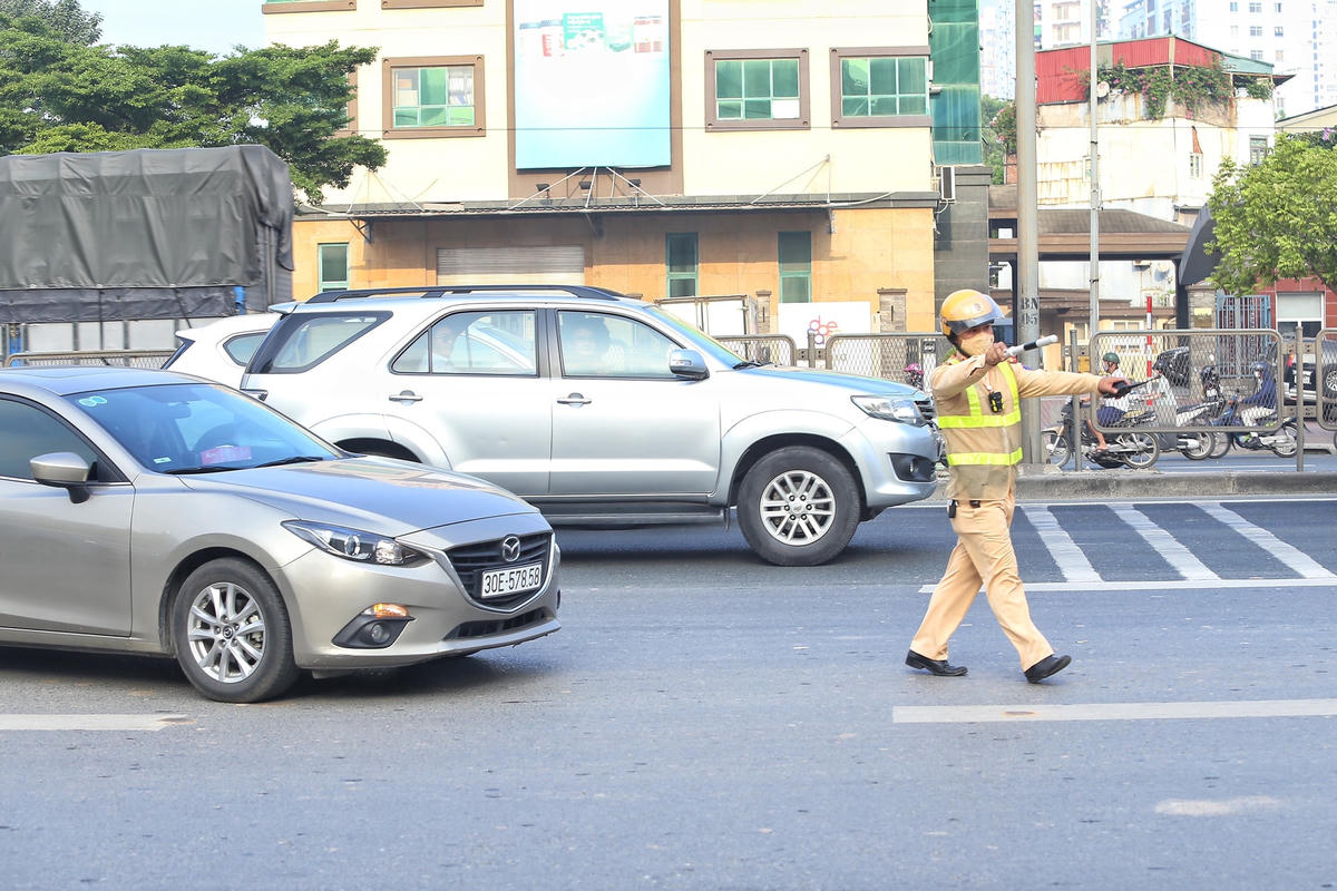 Lực lượng chức năng xử lý các phương tiện di chuyển vào làn dừng khẩn cấp.