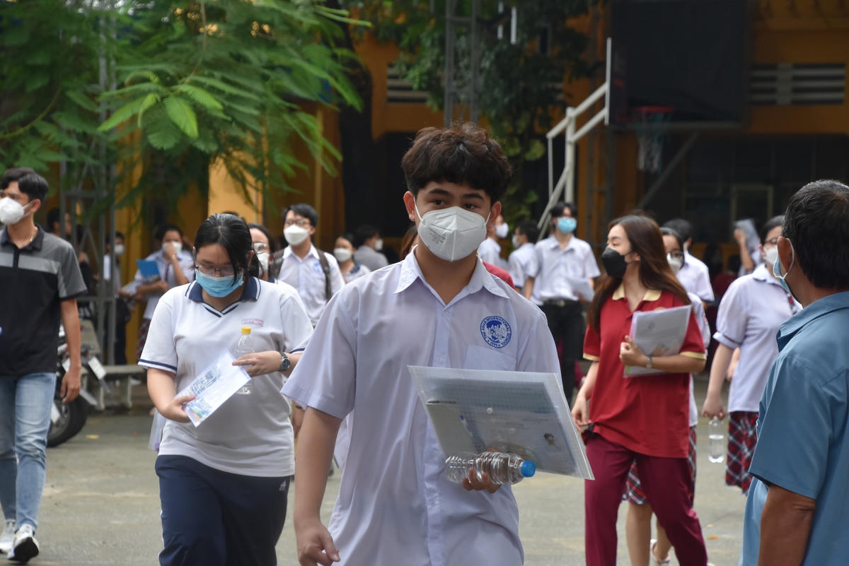 Thí sinh Minh Nhật (THPT Quốc tế Á Châu) cũng đánh giá, đề thi các môn tổ hợp KHTN cũng có sự phân hoá cao. Do đã trúng tuyến vào một số trường nên Nhật tỏ ra rất thoải mái và tự tin với số điểm trên 7. 
