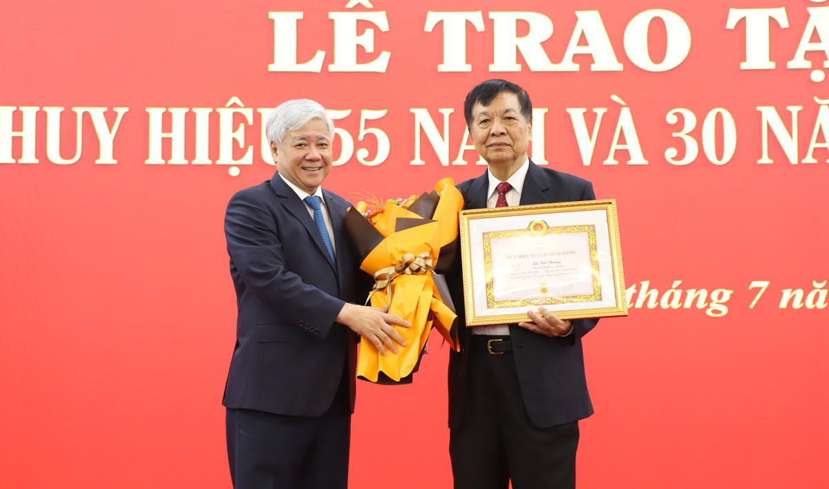 Bí thư Trung ương Đảng, Bí thư Đảng đoàn, Chủ tịch UBTƯ MTTQ Việt Nam Đỗ Văn Chiến trao tặng Huy hiệu 55 tuổi Đảng cho đảng viên Lã Tất Thắng.