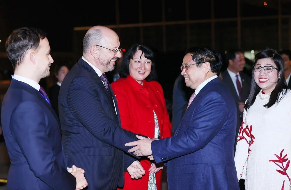 Các đại biểu tiễn Thủ tướng Phạm Minh Chính và Phu nhân lên đường tham dự Hội nghị thường niên lần thứ 54 của Diễn đàn Kinh tế Thế giới tại Davos, Thuỵ Sĩ và thăm chính thức Hungary, Romania. (Ảnh: Dương Giang/TTXVN) thu-tuong-len-duong-du-hoi-nghi-wef2-5976.jpg