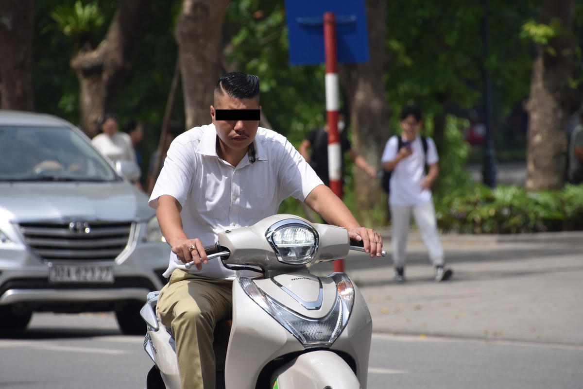 Nhiều người tham gia giao thông cũng không còn thói quen đeo khẩu trang khi ra đường.
