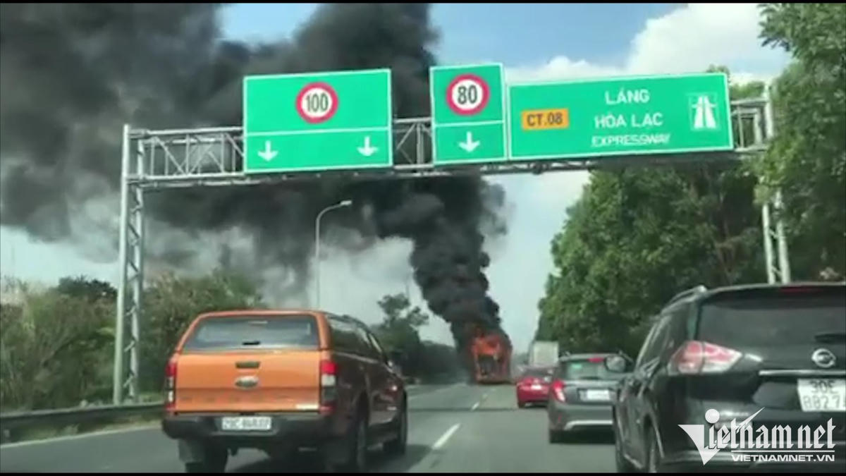 Cột khói đen bốc ra từ ô tô bốc cháy.