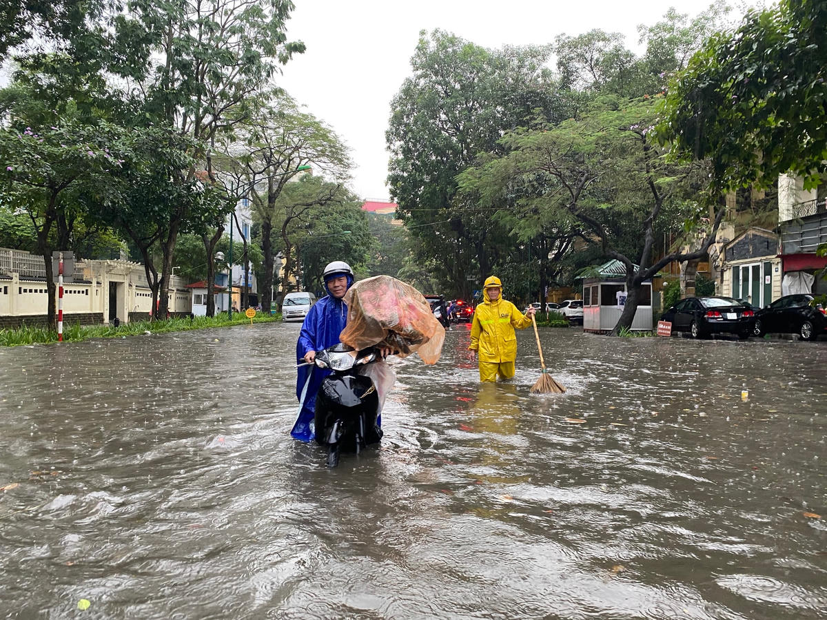Lực lượng chức năng có mặt tại các điểm ngập để xử lý.