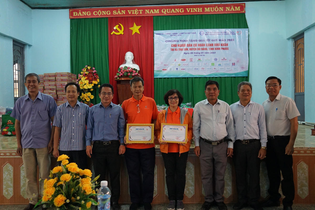 Ông Đỗ Đại Đồng, Phó Chủ tịch UB MTTQ Việt Nam tỉnh Bình Phước  (thứ hai từ bên phải) cùng lãnh đạo địa phương đã trao thư cảm ơn đến Quỹ doanh nhân vì cộng đồng – Hiệp hội Doanh nghiệp TP Hồ Chí Minh . Ảnh: Mạnh Thìn.