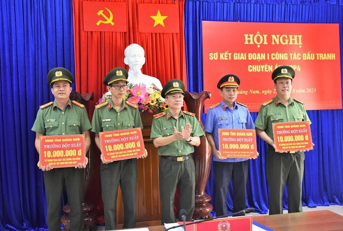 Công an tỉnh trao thưởng đột xuất của UBND tỉnh cho các tập thể đã có thành tích xuất sắc trong đấu tranh chuyên án.