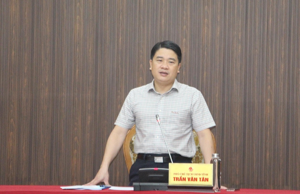 Ông Trần Văn Tân phát biểu chỉ đạo tại cuộc họp.