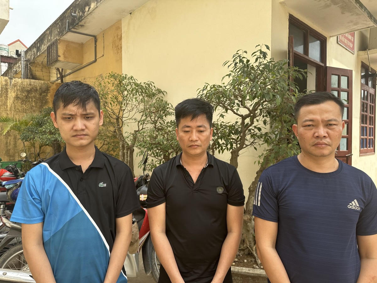                      Từ trái qua phải là Dụng, Ngọc, Giang.              