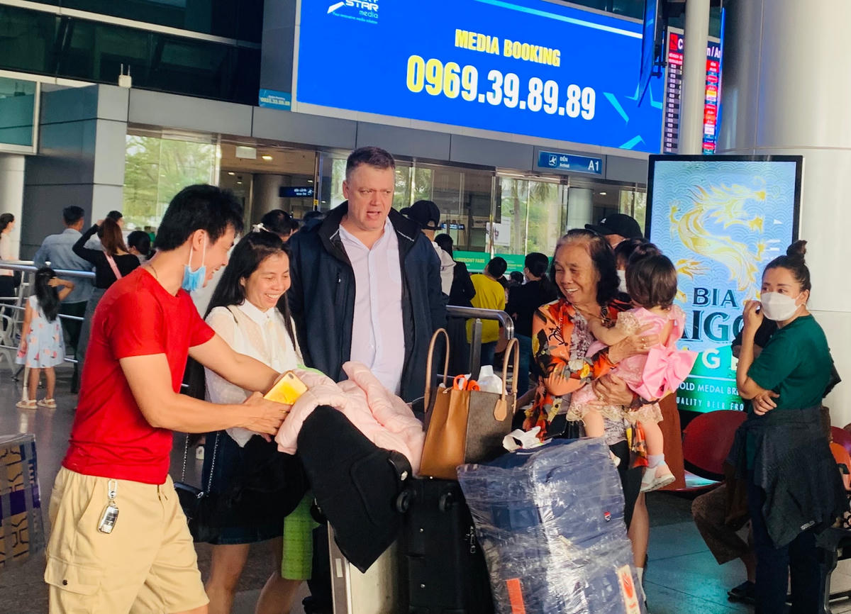 Kiều bào về quê ăn Tết (ảnh chụp tại sân bay Tân Sơn Nhất chiều 10/1). Ảnh: Đoàn Xá.